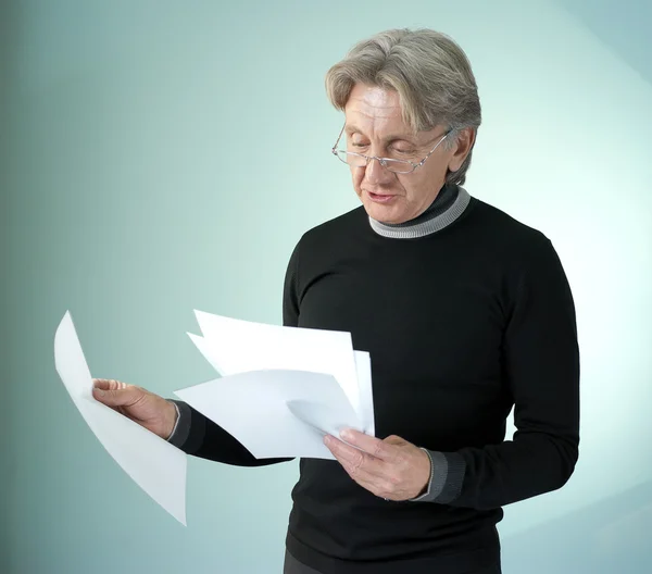 Man reading impormant papers — Stock Photo, Image