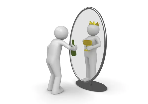 Narcisista - hombre con botella de rey en el espejo — Foto de Stock