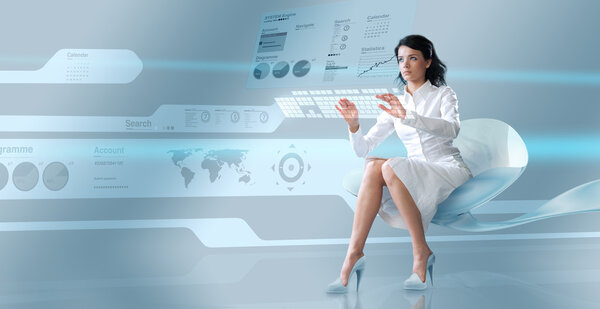 Сексуальная брюнетка с виртуальной клавиатурой
