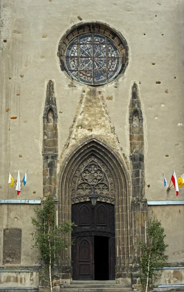 Roseta y portal en iglesia gótica — Foto de Stock