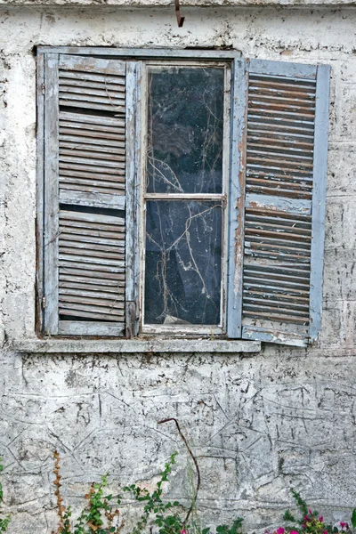 Okno s závěrky ve starém domě — Stock fotografie