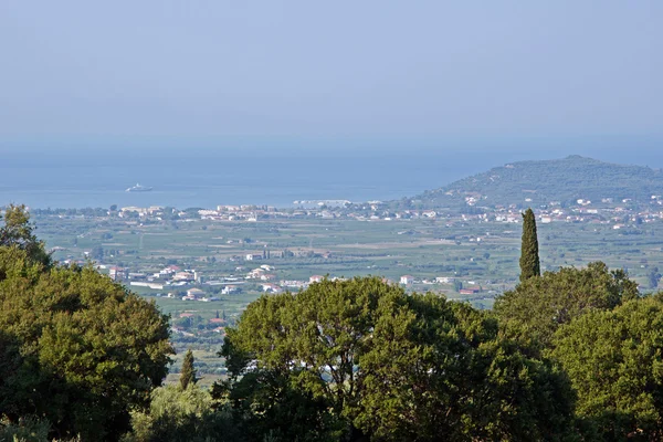 Pohled na pobřeží a město na ostrově zakynthos — Stock fotografie