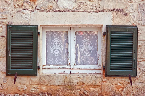Fönster med slutaren och nätgardintyger, ön zakynthos, Grekland — Stockfoto