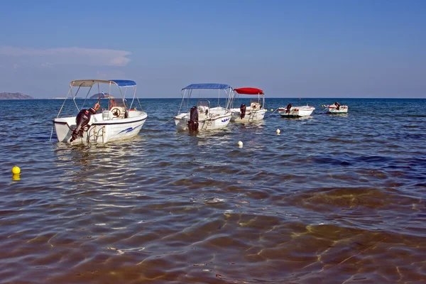 Baie avec bateaux à moteur sur l'île de Zakynthos — Photo