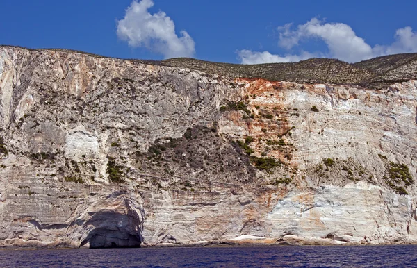 Білі скелі на узбережжі в Закінф — стокове фото