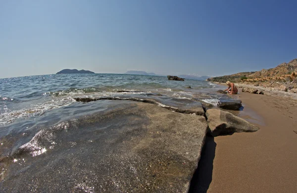 Chica en la playa de piedra — Foto de Stock