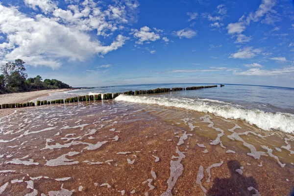 Mole und Strand an der Ostseeküste — Stockfoto