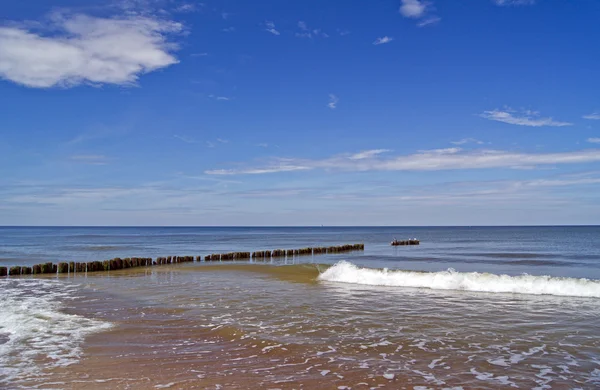 Golfbreker en strand aan de Baltische kust — Stockfoto