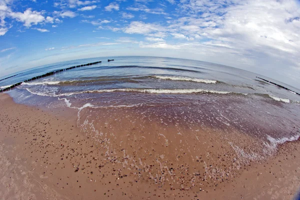 Vlnolam a pláže na pobřeží Baltského moře — Stock fotografie