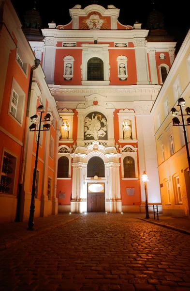 Barokke gevel van de kerk in poznan per nacht — Stockfoto