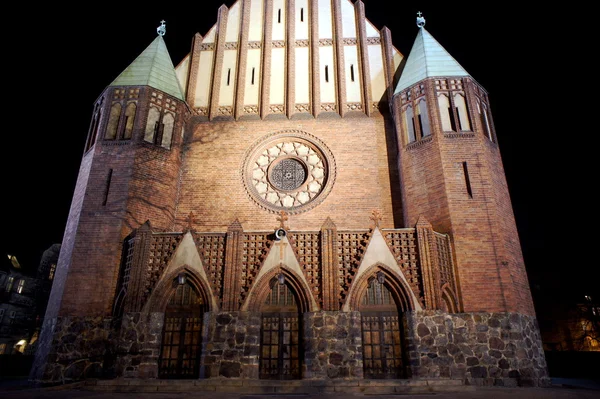 波兹南夜间哥特式教堂的门面 — 图库照片