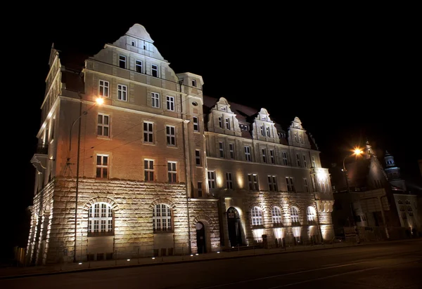 Университет в актовом зале ночью — стоковое фото