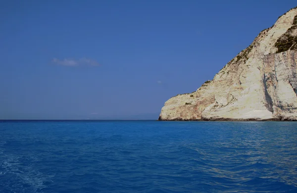 在扎金索斯岛的海岸上的白色岩石 — 图库照片