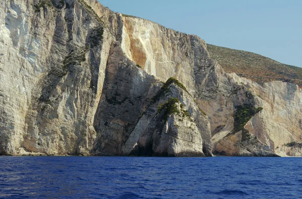 Białe skały na wyspie zakynthos na wybrzeżu — Zdjęcie stockowe
