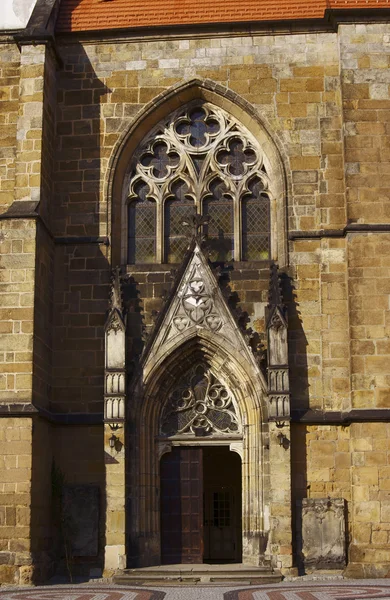 Портал в готическую церковь — стоковое фото