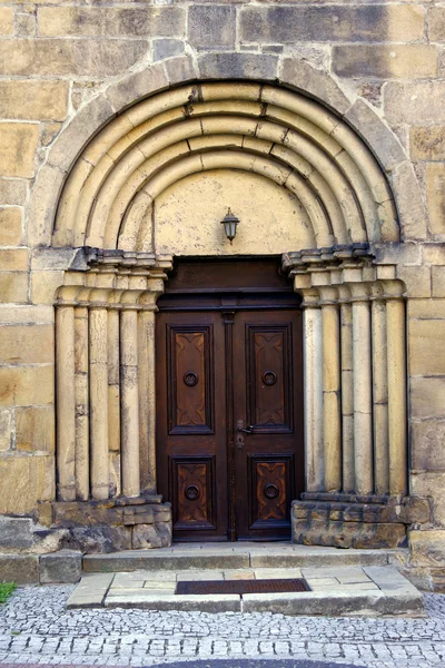 Portal a la iglesia con columnas —  Fotos de Stock