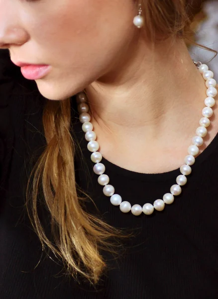 Ragazza con collana di perle — Foto Stock