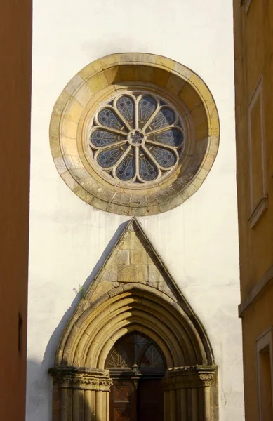 Розетка и портал в готической церкви — стоковое фото
