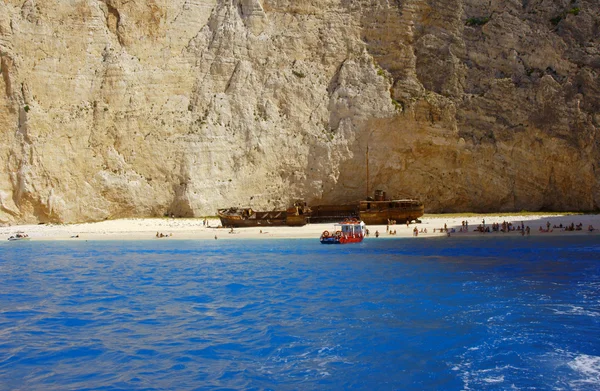 Na praia de naufrágio na ilha de Zakynthos — Fotografia de Stock