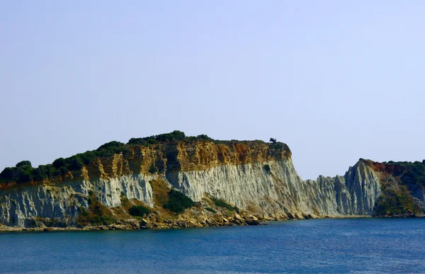 Скала на побережье острова Закинф — стоковое фото
