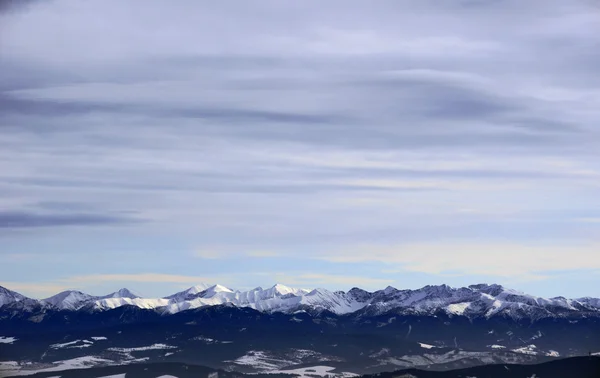 Горы зимой — стоковое фото