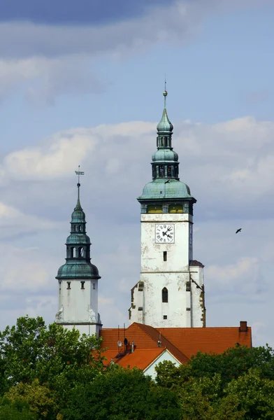 Kyrkan står hög i liten stad — Stockfoto