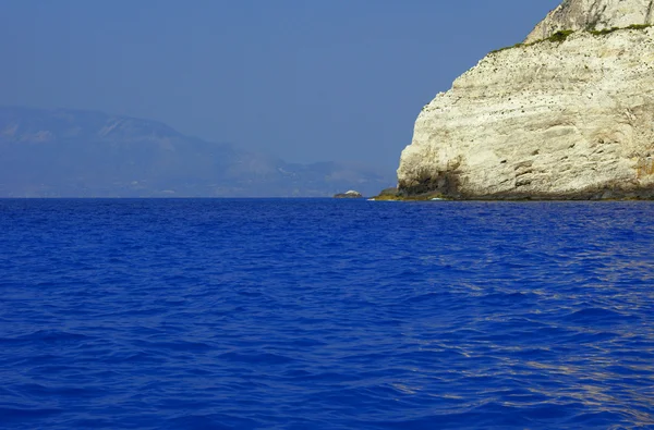 Rots voort kust bij zakynthos eiland — Stockfoto