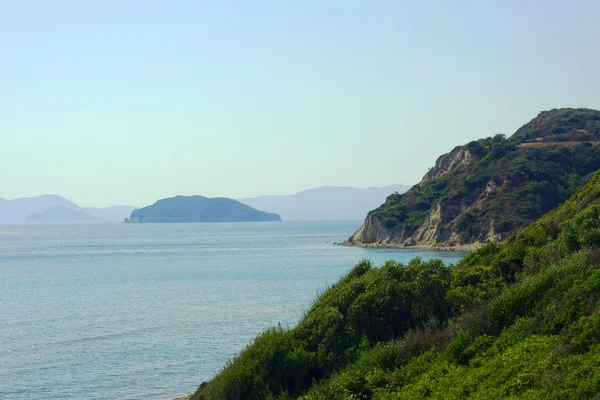 Montañas en la costa en la isla de Zakynthos — Foto de Stock