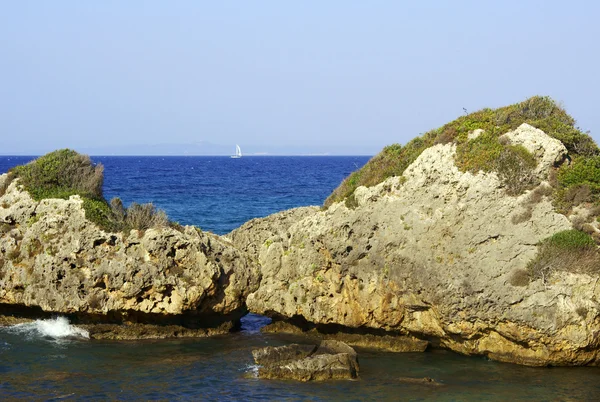 Veleiro e rocha na costa — Fotografia de Stock