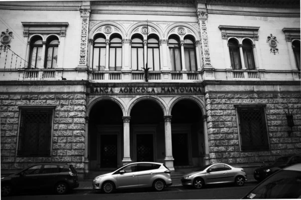Oficina del banco en Mantova — Foto de Stock