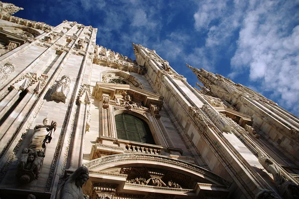 Gotische Fassade der Mailänder Kathedrale — Stockfoto
