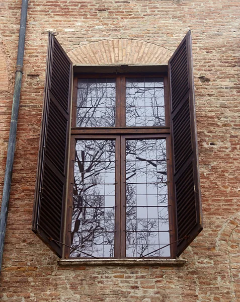 Fönster i renässansen hus — Stockfoto