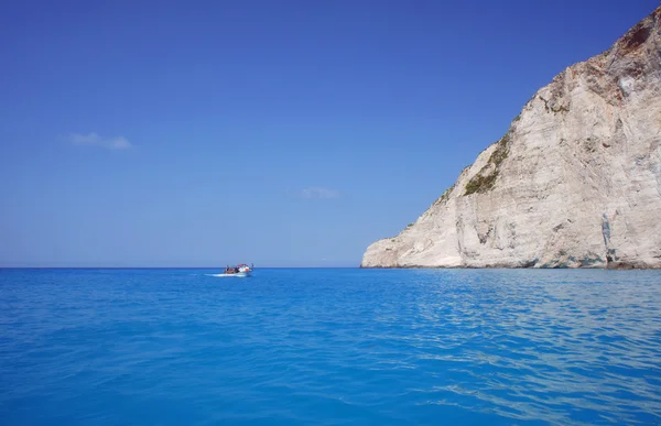 Boat at cliff face on Zakynthos island — Stock Photo, Image