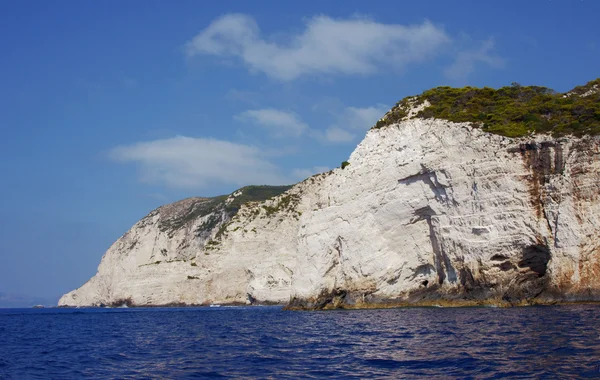Białe skały na wyspie zakynthos na wybrzeżu — Zdjęcie stockowe