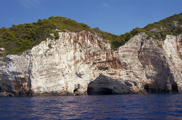 Cliff com caverna — Fotografia de Stock