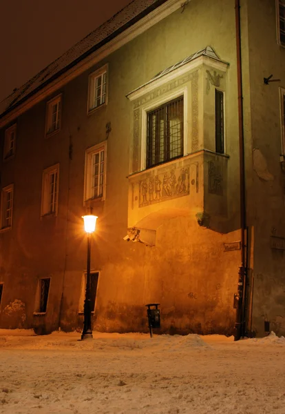Réverbère dans la vieille ville la nuit — Photo