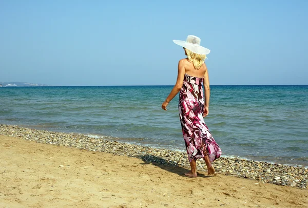 Девушка на пляже — стоковое фото