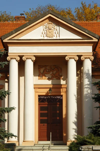 Ворота в будинку в Польщі — стокове фото