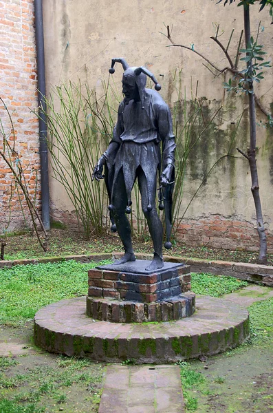 Estatueta de palhaço no jardim — Fotografia de Stock