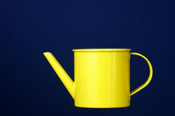 Žlutá džbán na modrém pozadí — Stock fotografie