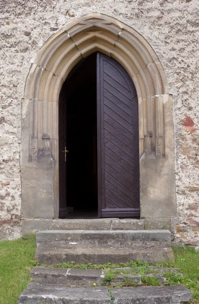 Portal till medeltida kyrka — Stockfoto