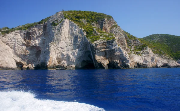 Cliff com caverna — Fotografia de Stock