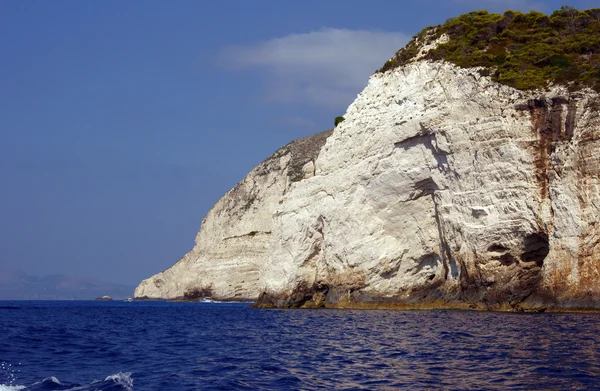 Bílé skály na pobřeží ostrova zakynthos — Stock fotografie