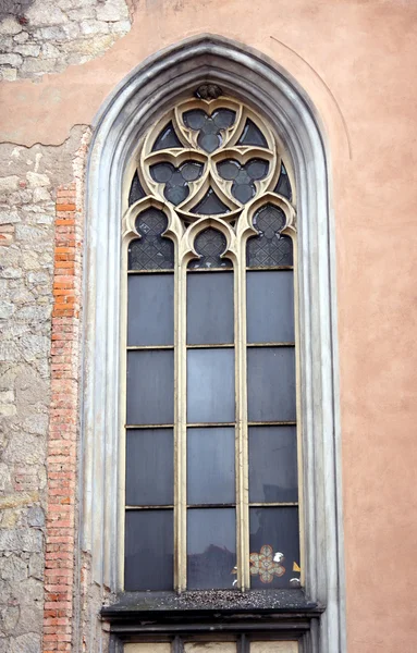 Παράθυρο στην γοτθική εκκλησία — Φωτογραφία Αρχείου