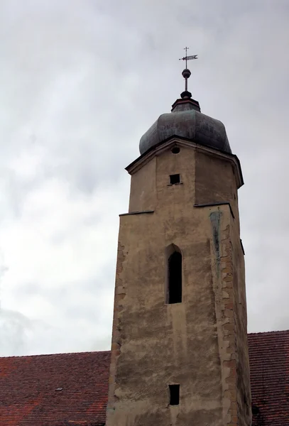 Башня церкви в маленьком городке — стоковое фото