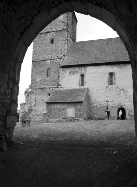 Porten till medeltida kyrka — Stockfoto