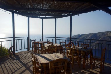 Taverna ve cliff Zakynthos adada