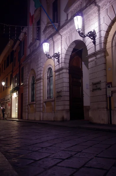 Улица в Милане ночью — стоковое фото