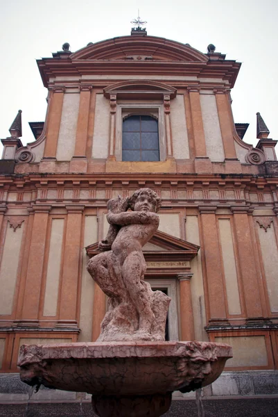 Statuette de Cupidon en fontaine — Photo