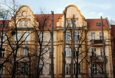 Townhouse ağaçları Poznan ile cephe